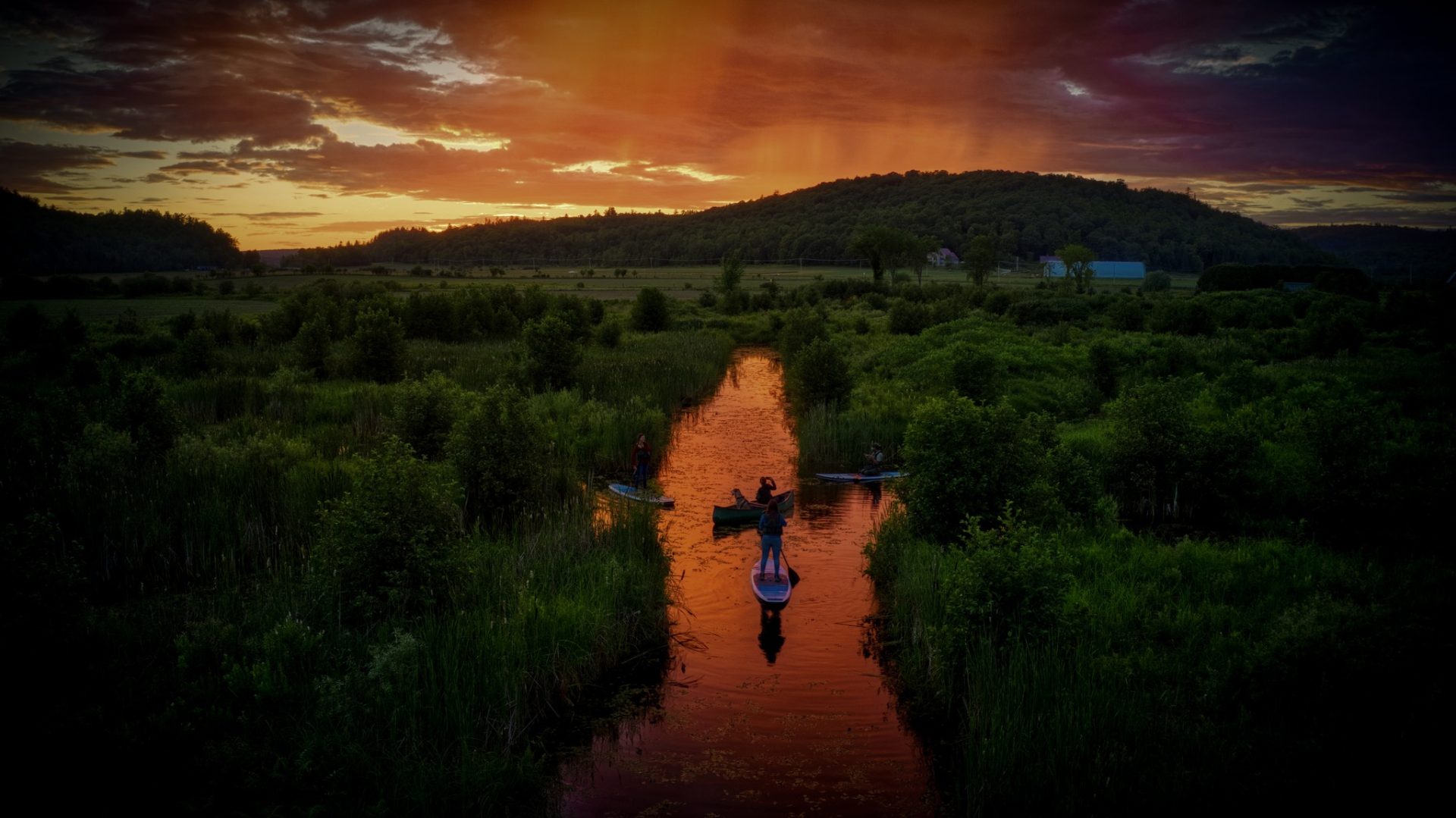 Une personne fait du kayak au crépuscule