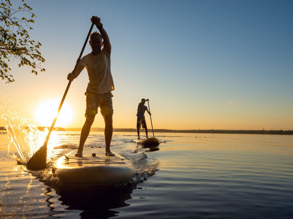 2 personnes faisant de la planche à pagaie